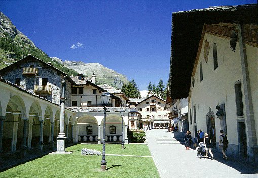 [The facade of Gressoney church]
